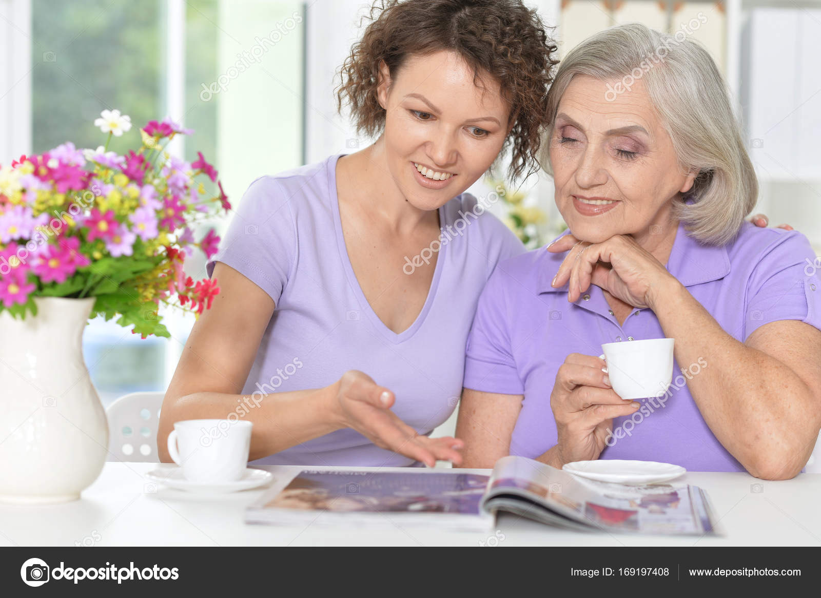 Мать и дочь читают журнал — Стоковое фото © aletia 169197408