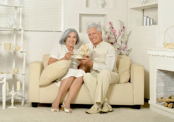 Personas mayores sentadas en casa — Foto de Stock