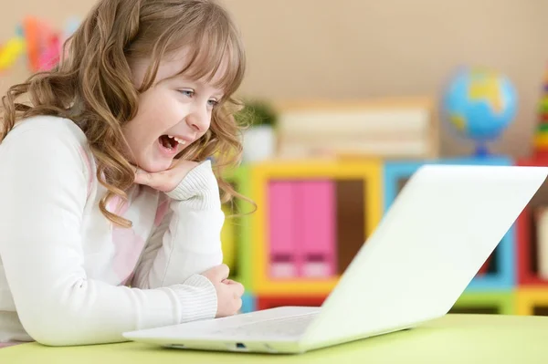 Menina bonito usando laptop — Fotografia de Stock