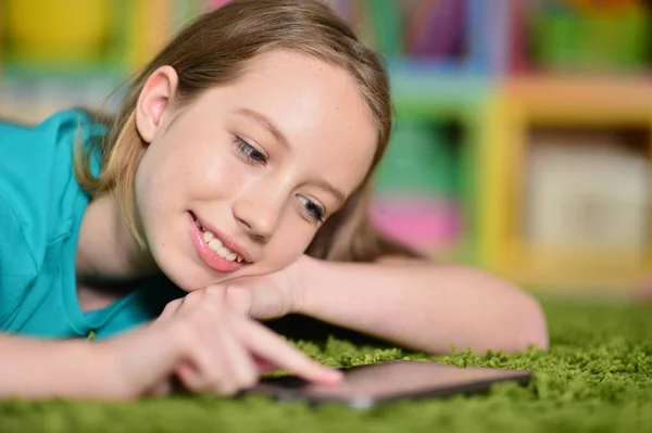Dívka použití tabletu — Stock fotografie