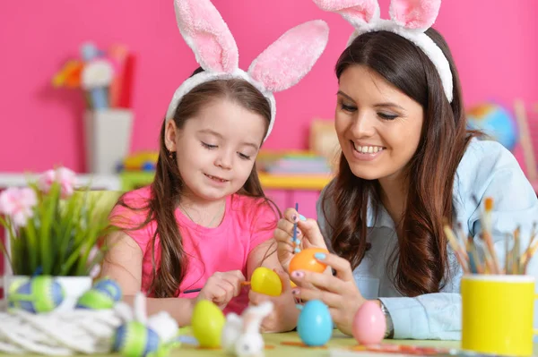 Meisje met moeder schilderij eieren — Stockfoto