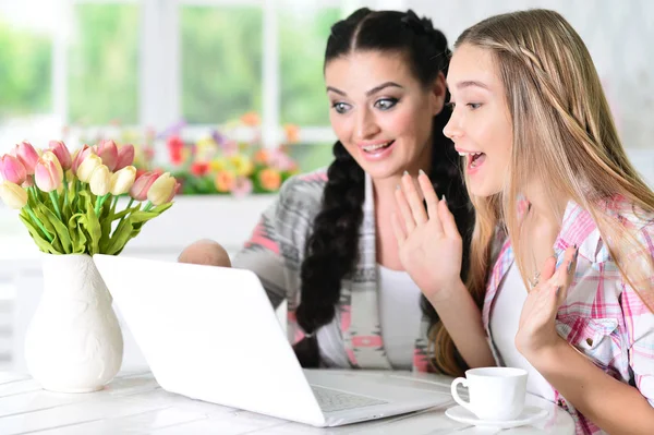 Mother and daughter using laptop — Stock Photo, Image