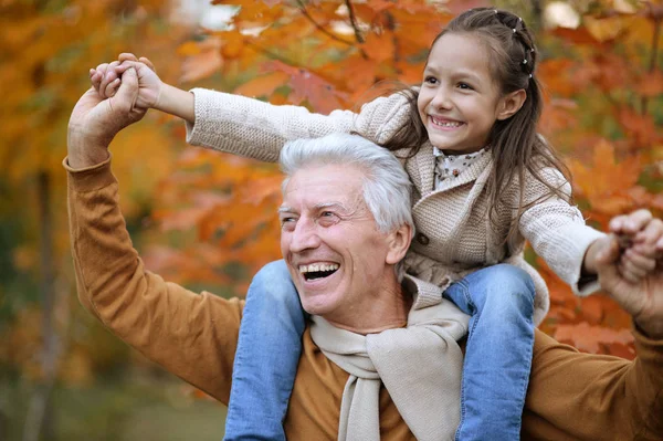 Dziadek i wnuczka w parku — Zdjęcie stockowe