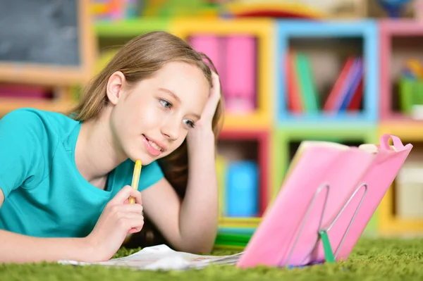 Dospívající dívka dělá domácí úkol — Stock fotografie