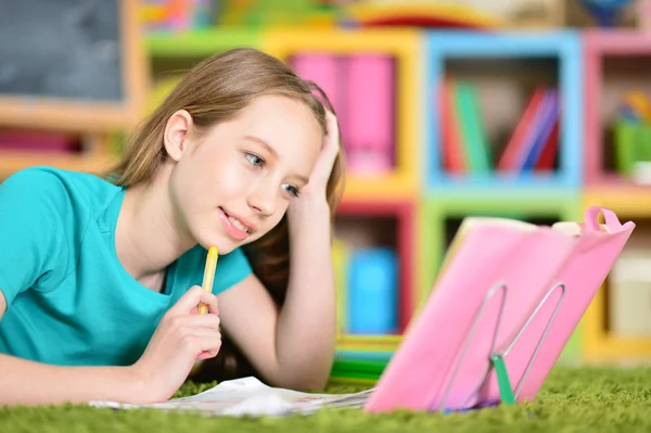 Tiener meisje doet huiswerk — Stockfoto