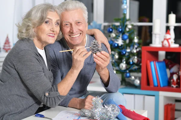 Äldre par förbereder sig för jul — Stockfoto