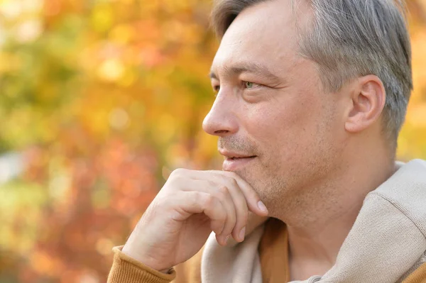 Knappe man denken — Stockfoto