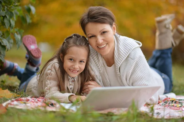 Frau und Mädchen mit Laptop — Stockfoto
