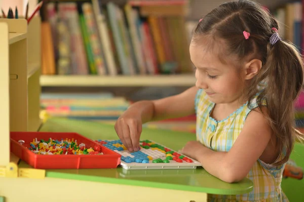 Bambina che gioca a casa — Foto Stock