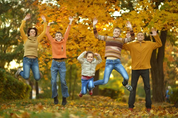秋の公園でジャンプの家族 — ストック写真
