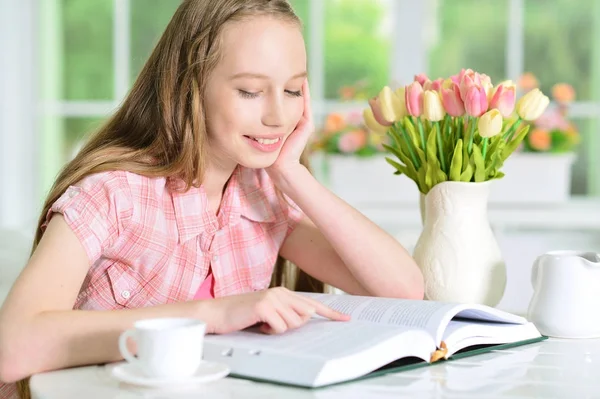 Κορίτσι ανάγνωση ενδιαφέρον βιβλίο — Φωτογραφία Αρχείου