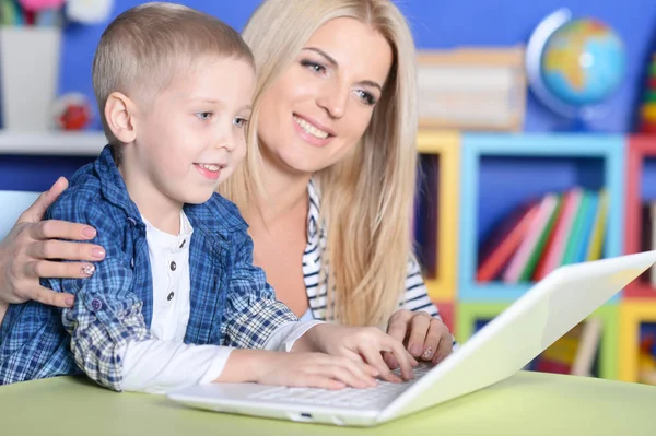 Madre e hijo usando el ordenador portátil — Foto de Stock