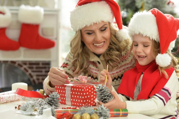 Kvinna och barn flicka firar jul — Stockfoto