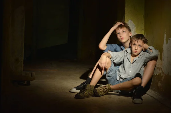 Dois meninos na cave escura — Fotografia de Stock