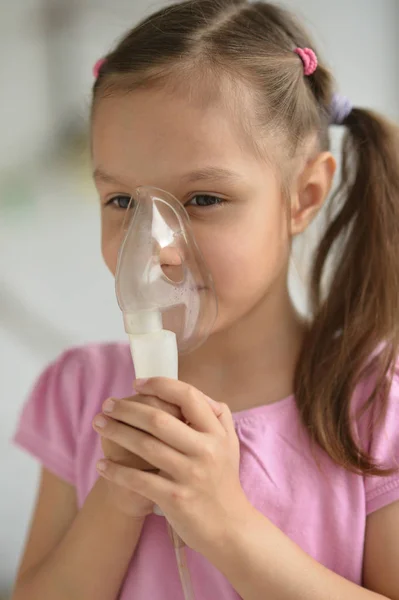 Inhaler ile güzel küçük kız — Stok fotoğraf