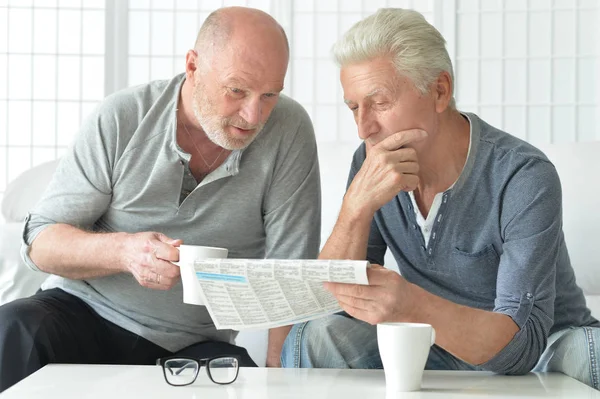 Senior mannen krant lezen — Stockfoto