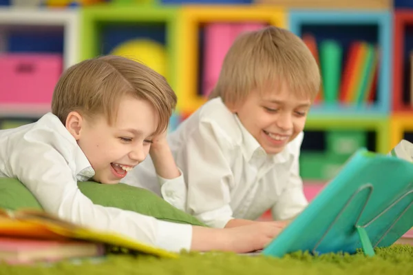 Two boys reading — Stock Photo, Image