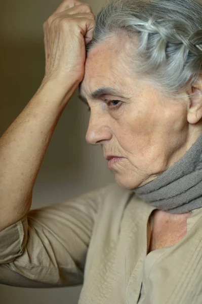 年配の女性を感じる体調不良 — ストック写真