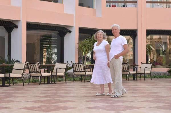 Seniorenpaar im Hotelresort — Stockfoto