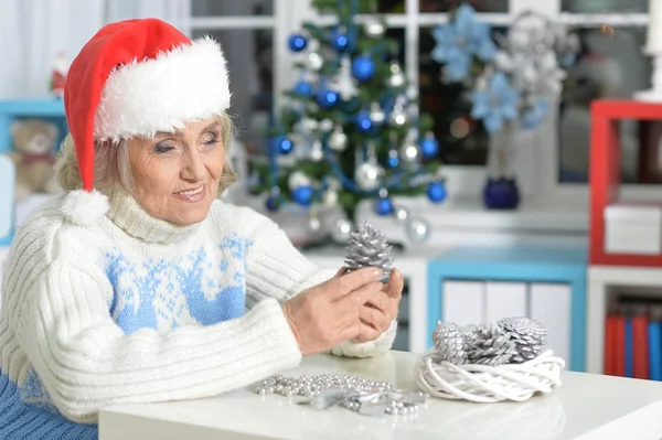 Senior kvinna som förbereder sig för jul — Stockfoto