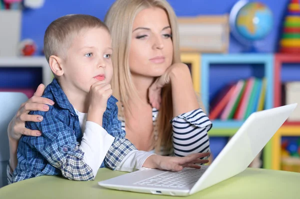 Mãe e filho usando laptop — Fotografia de Stock