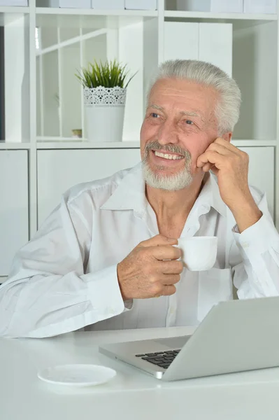 Старший мужчина с ноутбуком — стоковое фото