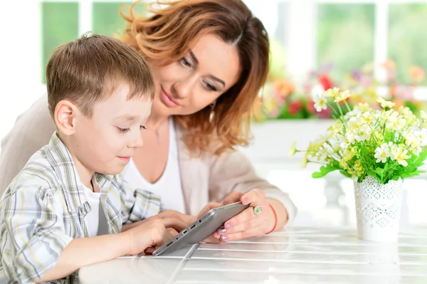 Mother and son using tablet — Stock Photo, Image