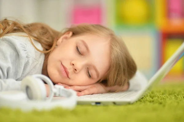 Niña durmiendo en el ordenador portátil — Foto de Stock