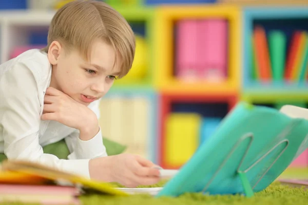 Jongen doet huiswerk — Stockfoto