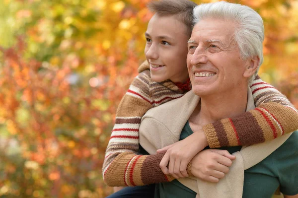 Grand-père et petit-fils câlins dans le parc — Photo