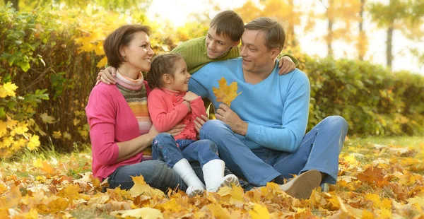 가을 공원에 있는 가족 — 스톡 사진