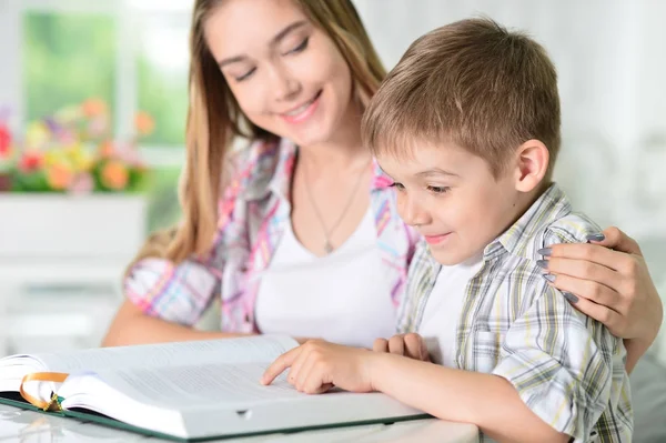 Moeite en zus lezen boek — Stockfoto