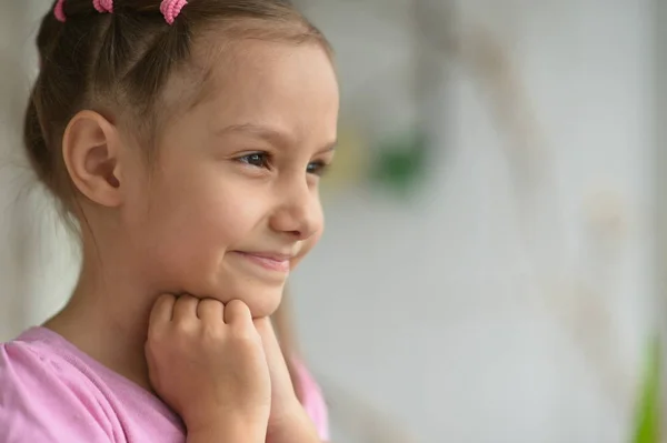 Kleines Mädchen posiert — Stockfoto