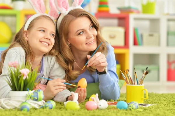 Moeder en dochter kleuring eieren — Stockfoto