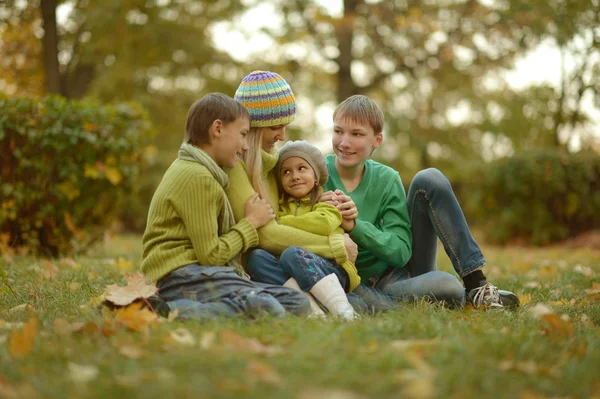 Mère et les enfants se détendre dans le parc — Photo