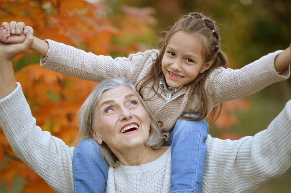 Abuela y nieta divirtiéndose — Foto de Stock