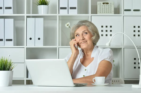 Sorridente donna anziana che parla al telefono — Foto Stock