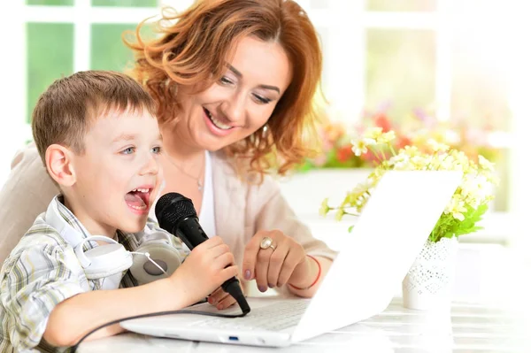 Mãe e filho cantando karaoke — Fotografia de Stock