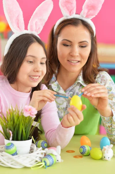 Moeder en dochter kleuring eieren — Stockfoto