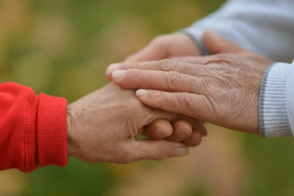 Elderly couple holding hands — Stock Photo, Image