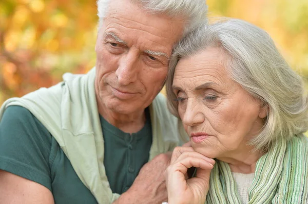 Sad senior couple in  park — Stock Photo, Image