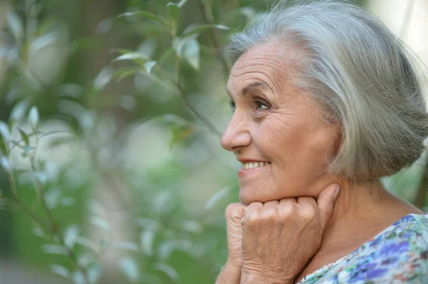 Femeia în vârstă în parc de vară — Fotografie, imagine de stoc