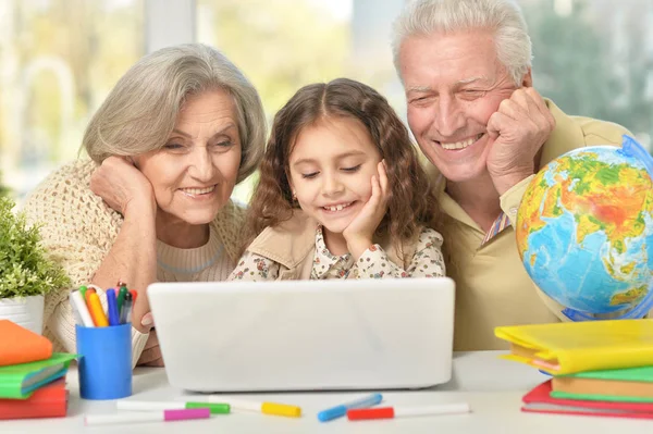 Dziadków i dziewczynki za pomocą laptopa — Zdjęcie stockowe
