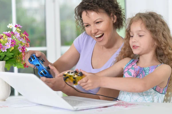 Mor och dotter spela spelet på laptop — Stockfoto