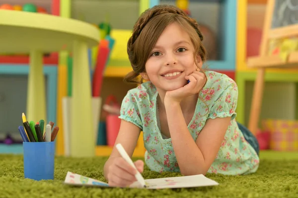 Ragazza disegno a casa — Foto Stock