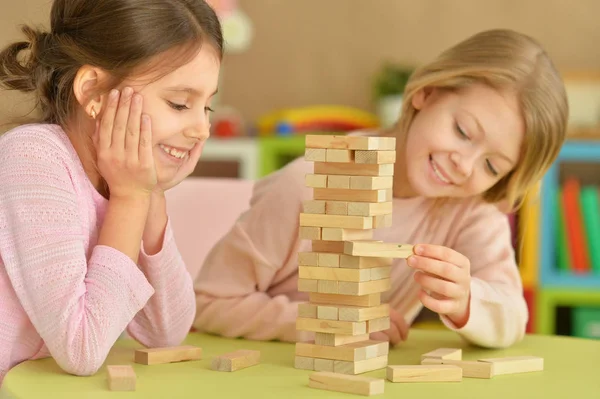 Kleine meisjes spelen met blokken — Stockfoto