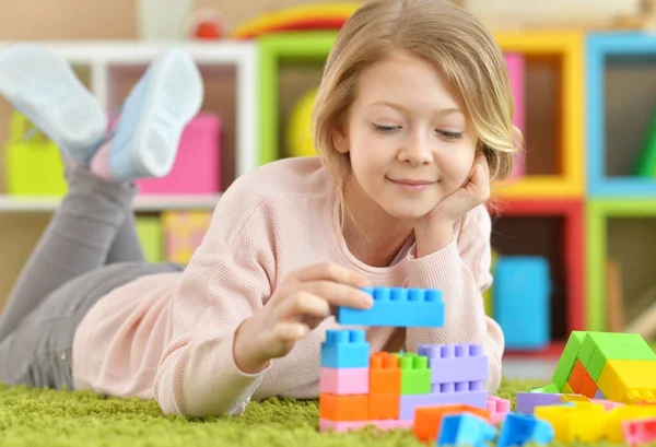 Niña con bloques de plástico de colores — Foto de Stock