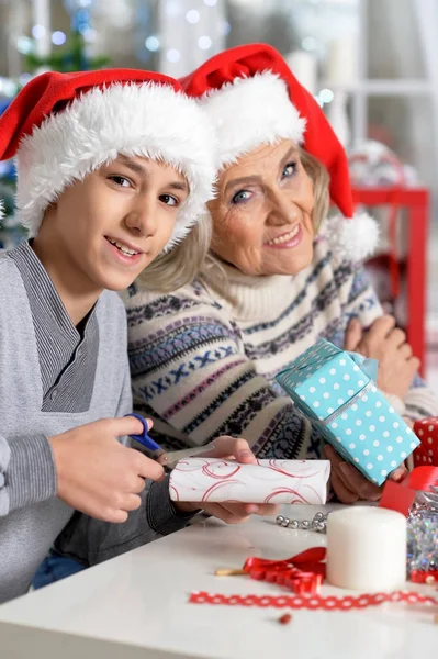 Mormor och barnbarn firar jul — Stockfoto