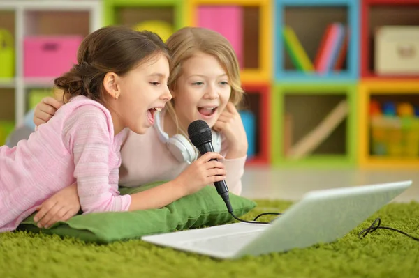 Dziewczynki, śpiewając karaoke — Zdjęcie stockowe