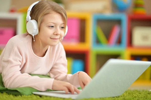 Dívka pomocí moderní laptop — Stock fotografie